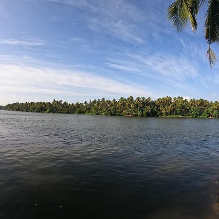 Ambili Riverfront Villa With Party Hall Irimbranallur 外观 照片